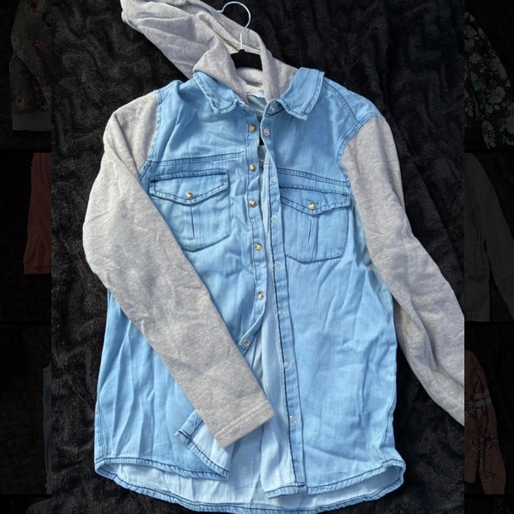 Medium washed denim jacket with cloth sleeves